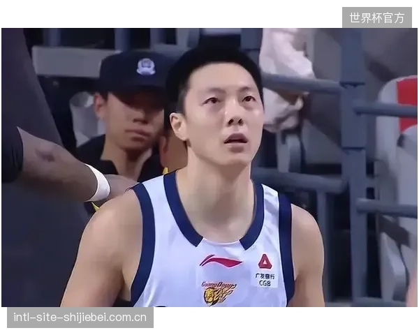 胡明轩在加时赛的关键防守回合中成功限制赵睿，为张皓嘉的三分绝杀赢得机会。